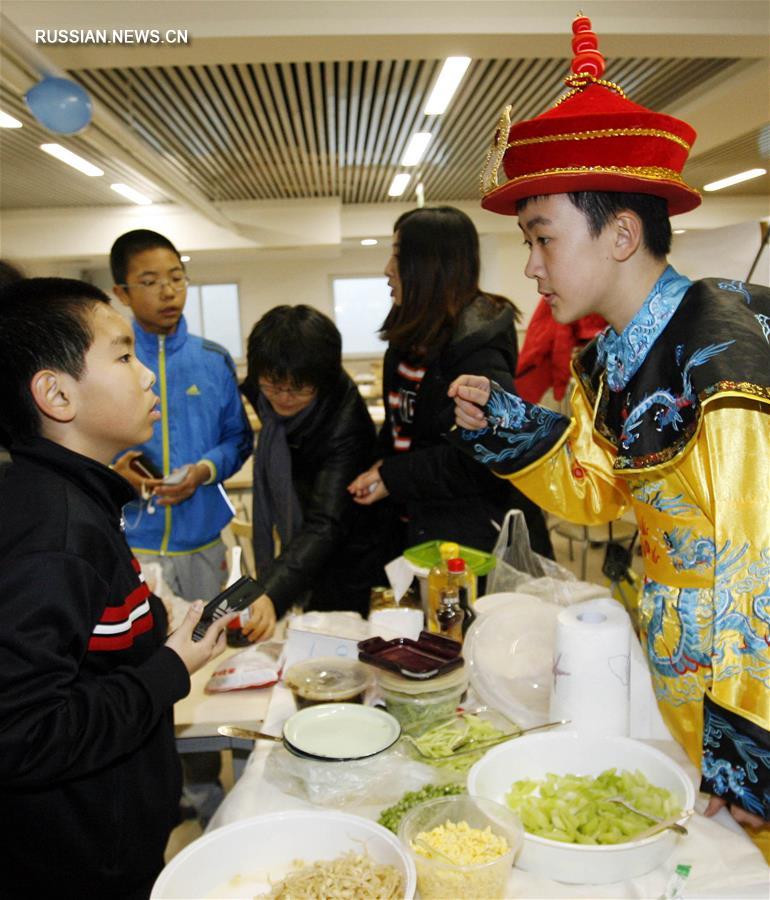 Предновогодняя храмовая ярмарка в одной из пекинских школ