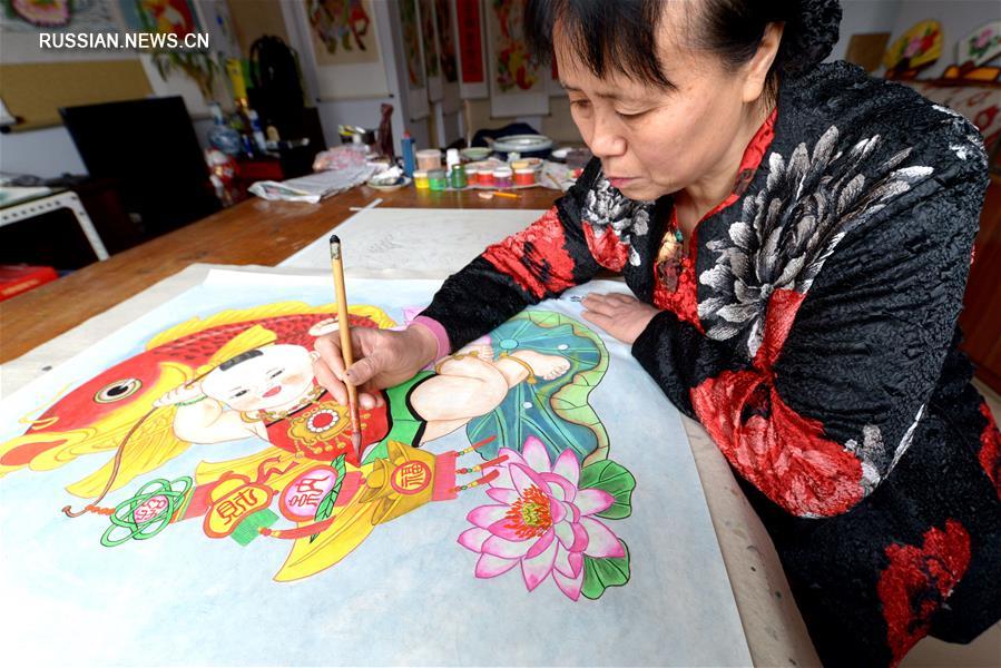 Хуан Ин -- хэбэйская рисовальщица традиционных новогодних картинок няньхуа