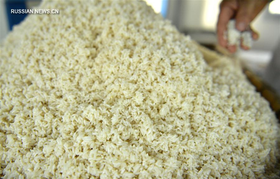 На Новый год по лунному календарю в Эньши готовят печатные лепешки из клейкого риса