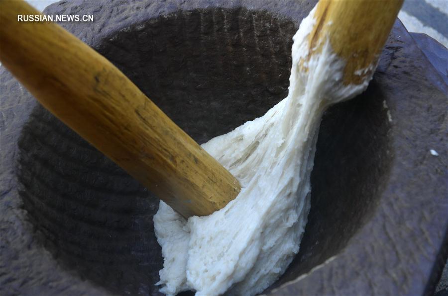 На Новый год по лунному календарю в Эньши готовят печатные лепешки из клейкого риса