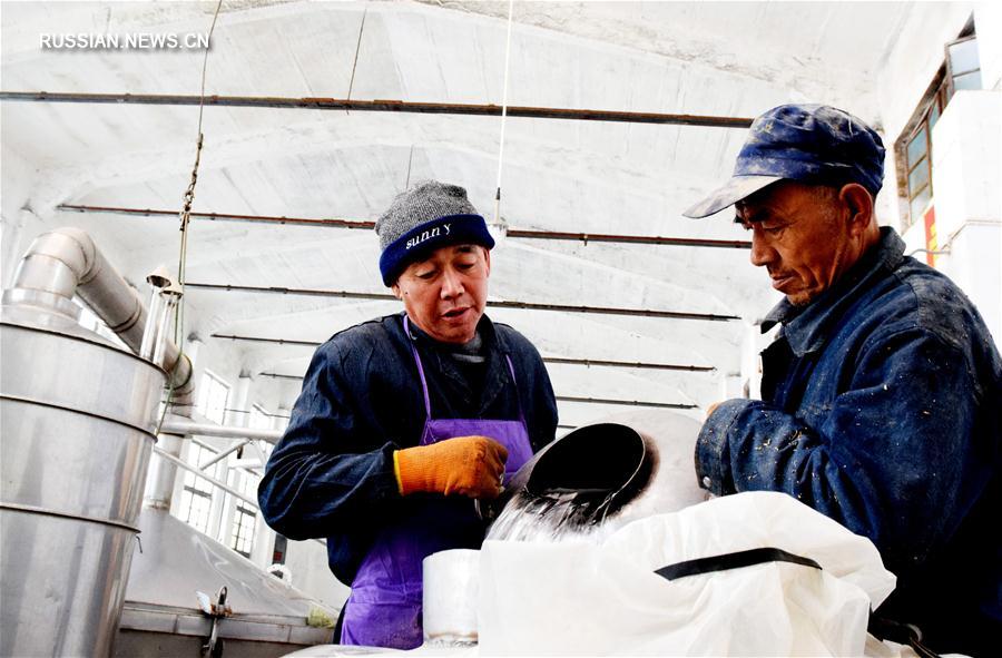 Производство лечебного вина из ветреницы в уезде Юаньцюй