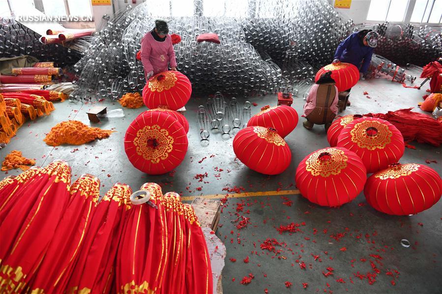 Китайцы изготавливают красные фонари для встречи праздника Весны