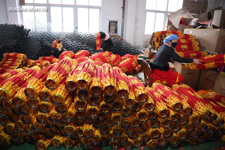 Китайцы изготавливают красные фонари для встречи праздника Весны