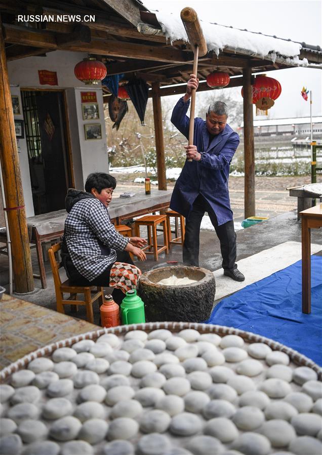 Изготовление новогодних пончиков мацы в деревне Саньцзянкоу