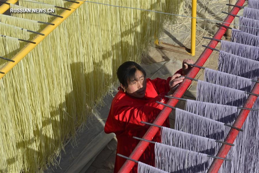 Семейное предприятие по производству цветной лапши в уезде Чипин