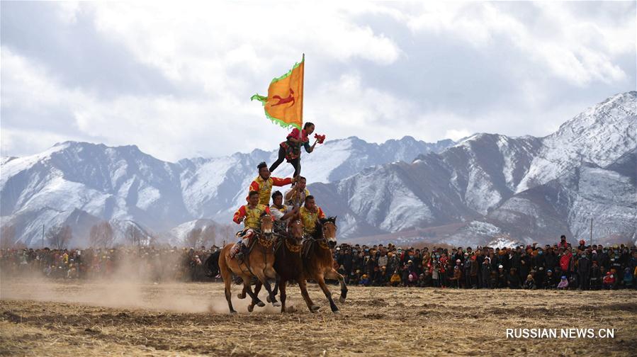 Шоу тибетской джигитовки на просторах уезда Лхюнджуб