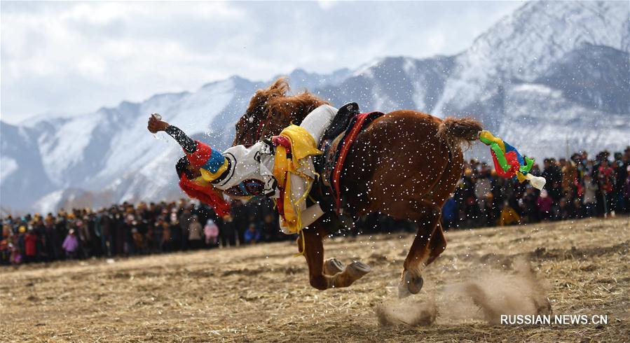 Шоу тибетской джигитовки на просторах уезда Лхюнджуб