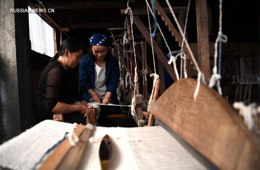 Молодые супруги-дуны вернулись в родную деревню, чтобы производить и продавать дунские домашние ткани
