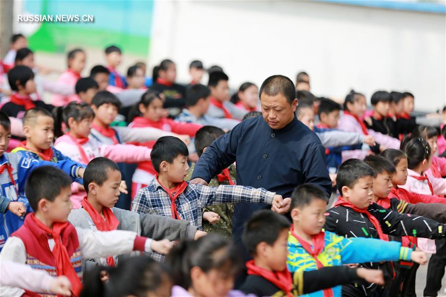 Занятия по ушу в начальной школе в провинции Хэбэй