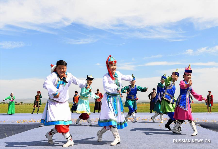 Туристический фестиваль цветов купальницы в степях Внутренней Монголии