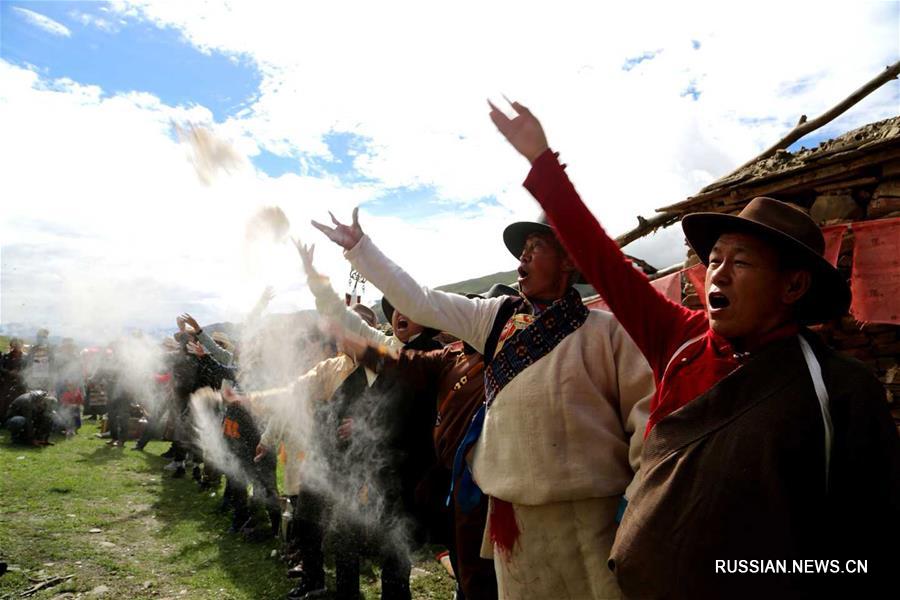 Тибетские крестьяне отметили традиционный праздник Онгкор