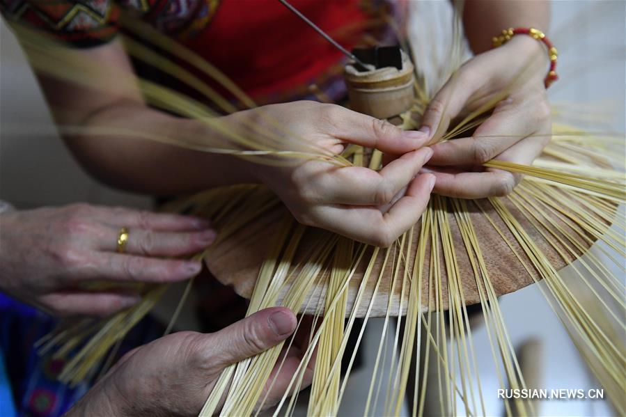 Разноцветные бамбуковые шляпы народности маонань