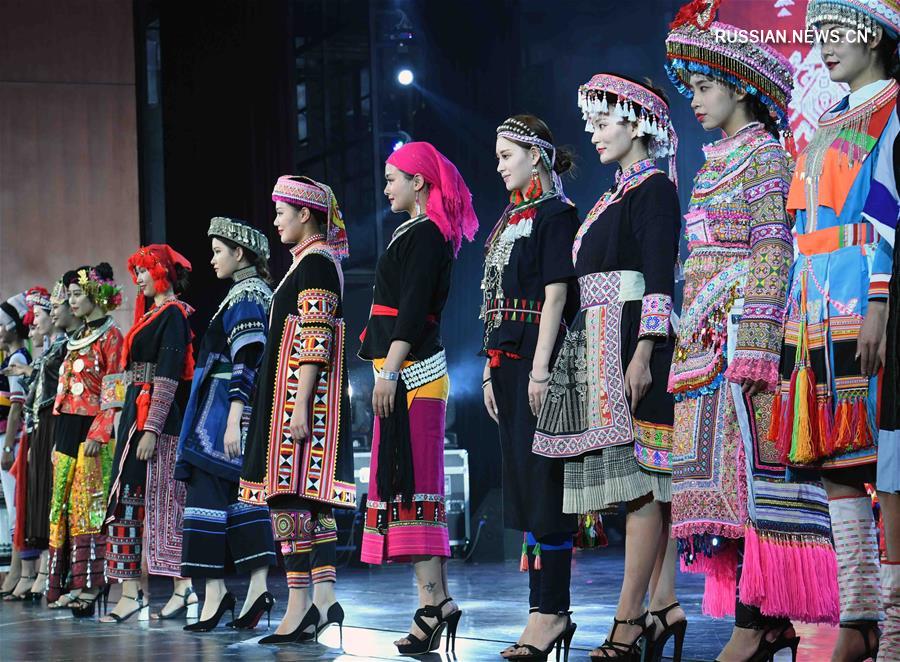 В Чусюне прошло шоу победителей конкурса национальной одежды провинции Юньнань