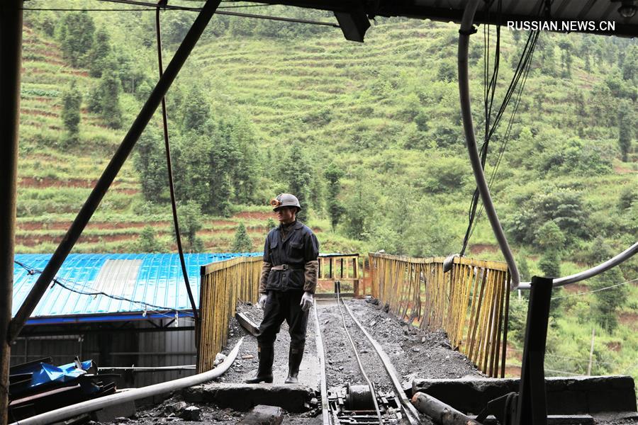 Четыре горняка погибли в результате выброса угля и газа на шахте в Юго-Западном Китае