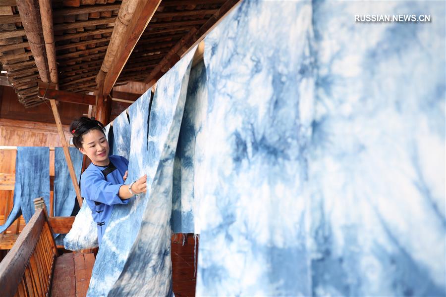 Женская мастерская дунских тканей в уезде Жунцзян