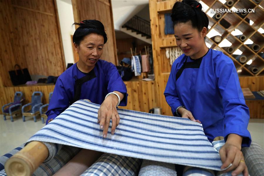 Женская мастерская дунских тканей в уезде Жунцзян