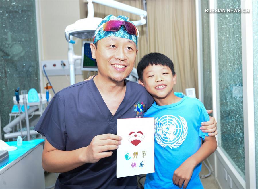 Дети врачей подарили папам и мамам самодельные открытки в честь наступающего Дня врача