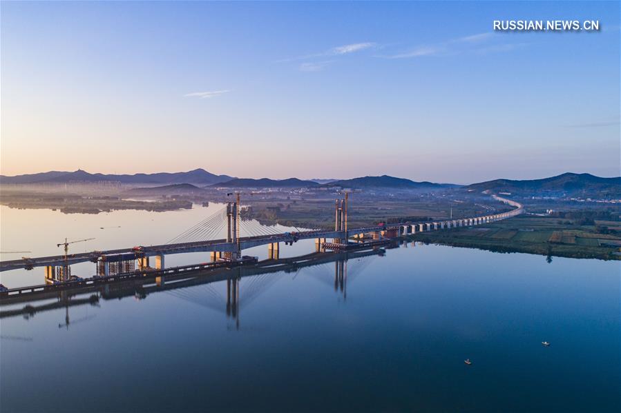 Завершен монтаж вантов мегамоста через реку Ханьцзян