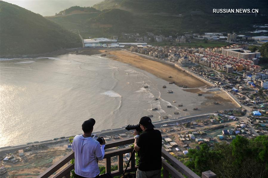 Прекрасные пейзажи морских отмелей в уезде Сяпу провинции Фуцзянь привлекают множество туристов