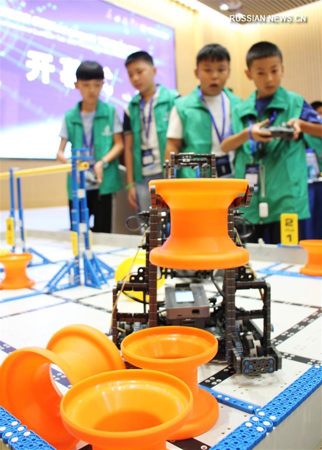 В Сучжоу проходят соревнования робототехники VEX