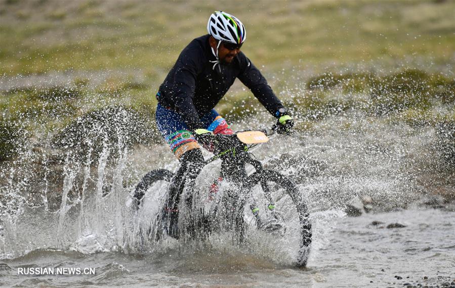 В тибетском уезде Буранг прошли соревнования по велокроссу "Тур озера Мапам-Юмцо"
