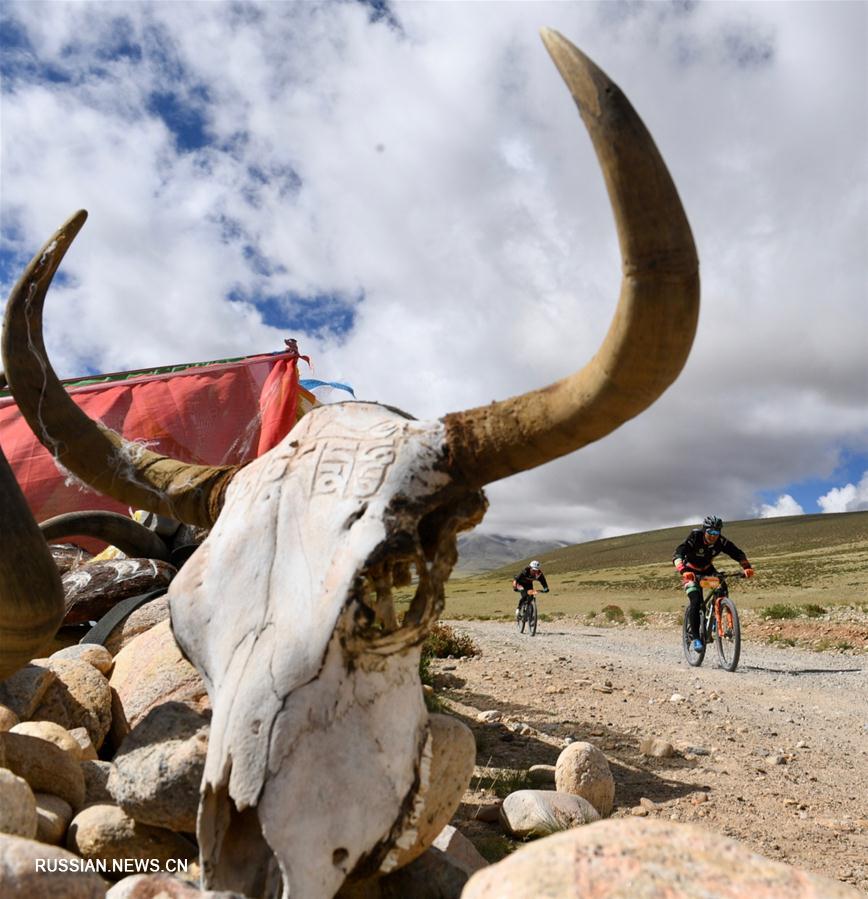 В тибетском уезде Буранг прошли соревнования по велокроссу "Тур озера Мапам-Юмцо"