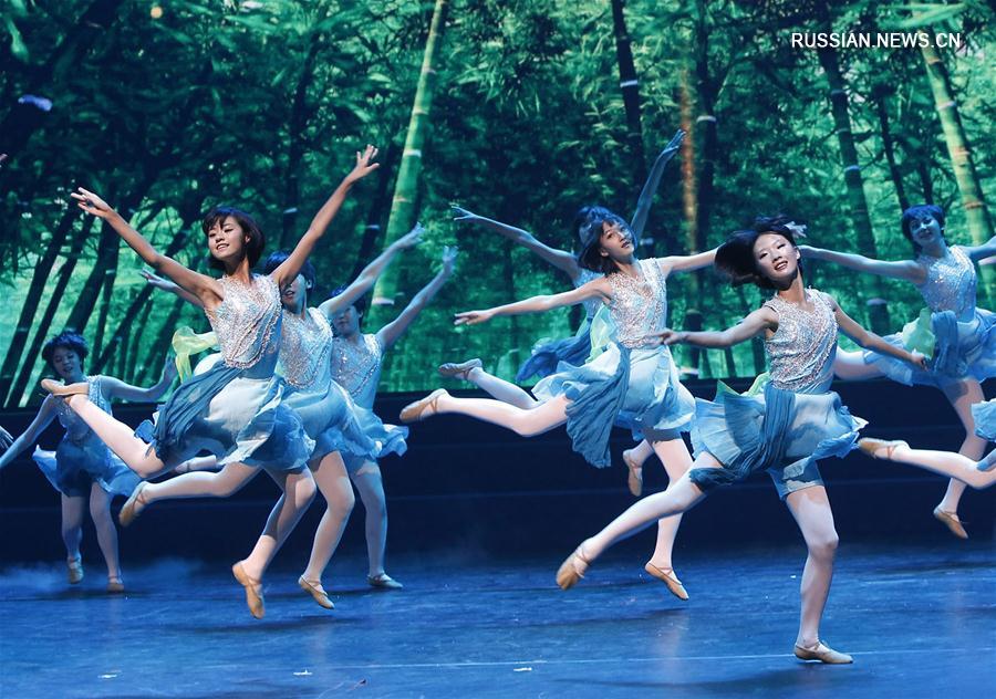 Школьный художественный смотр в Пекине в преддверии Дня учителя