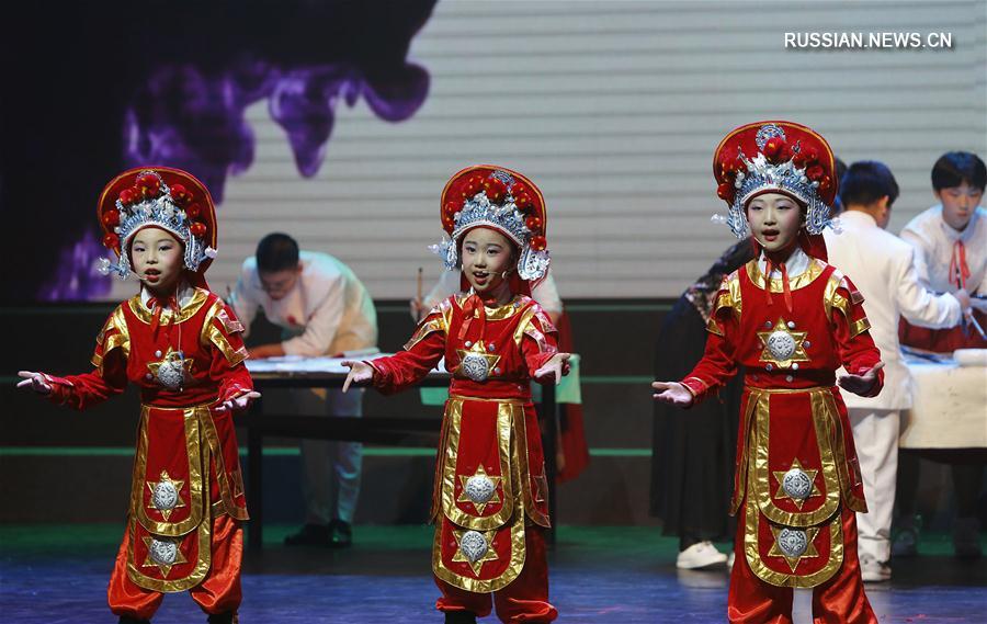 Школьный художественный смотр в Пекине в преддверии Дня учителя