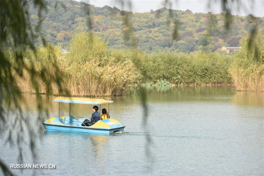 Маленький поселок посреди озера -- новый пункт назначения для путешествующих по Китаю туристов