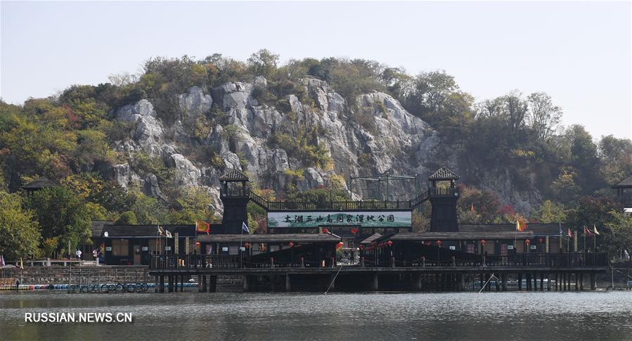 Маленький поселок посреди озера -- новый пункт назначения для путешествующих по Китаю туристов