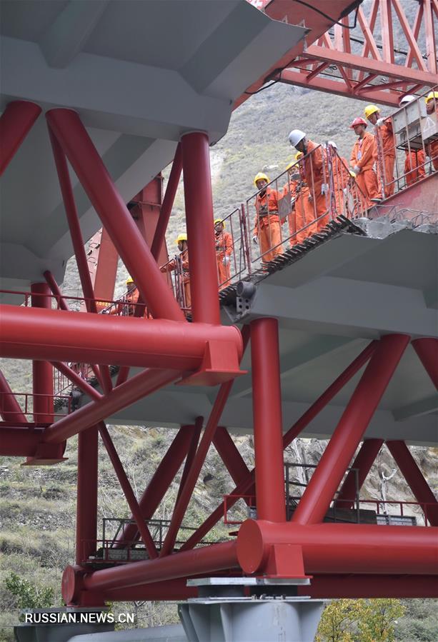 Завершено смыкание моста на скоростной автомагистрали в провинции Сычуань