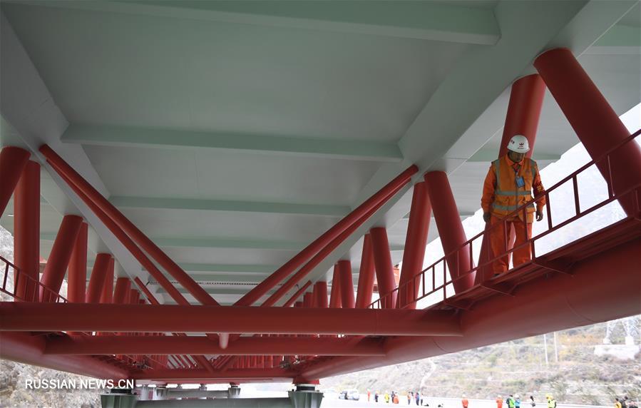 Завершено смыкание моста на скоростной автомагистрали в провинции Сычуань