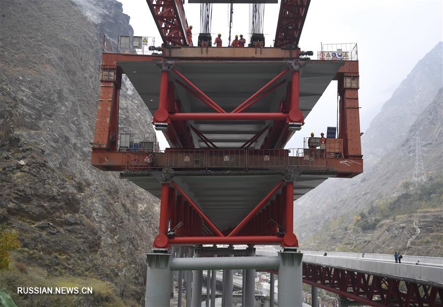 Завершено смыкание моста на скоростной автомагистрали в провинции Сычуань