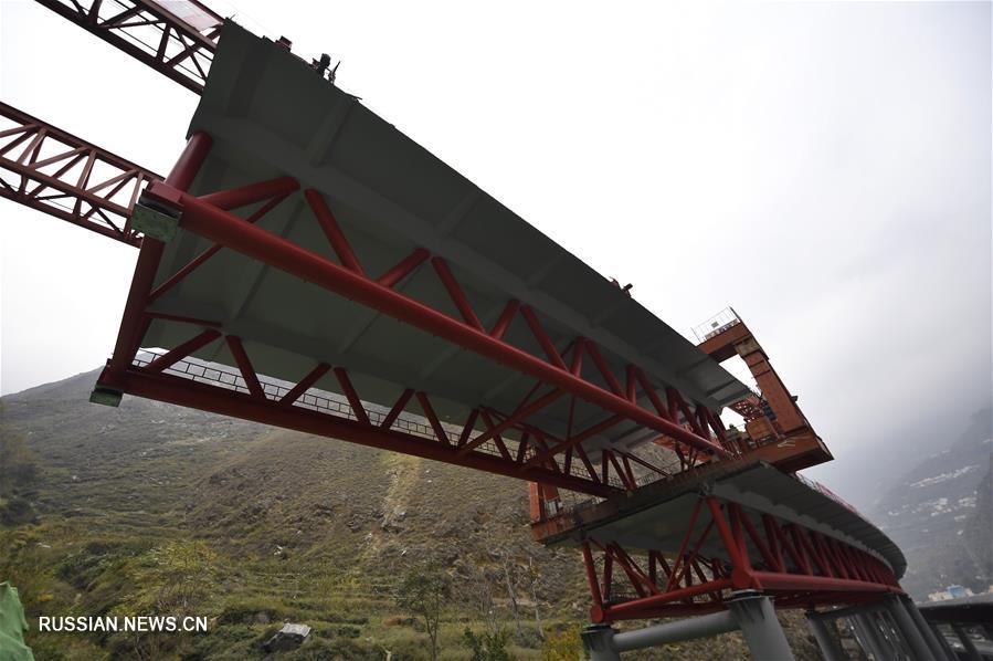 Завершено смыкание моста на скоростной автомагистрали в провинции Сычуань