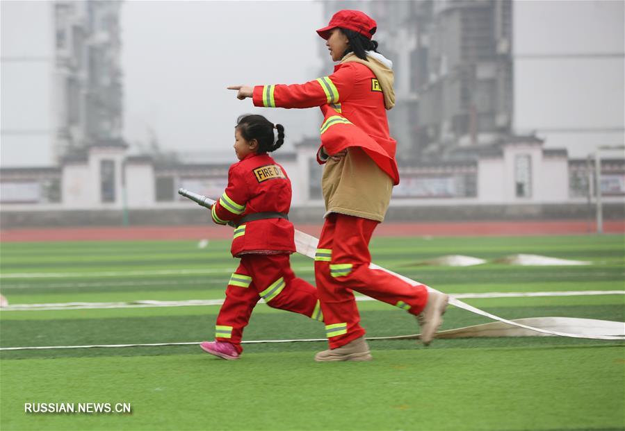 Урок противопожарной безопасности в одном из детских садов города Чжанцзяцзе