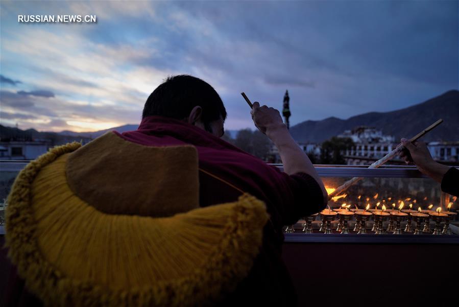Буддисты Тибета зажгли светильники в память о наставнике Цонкапе
