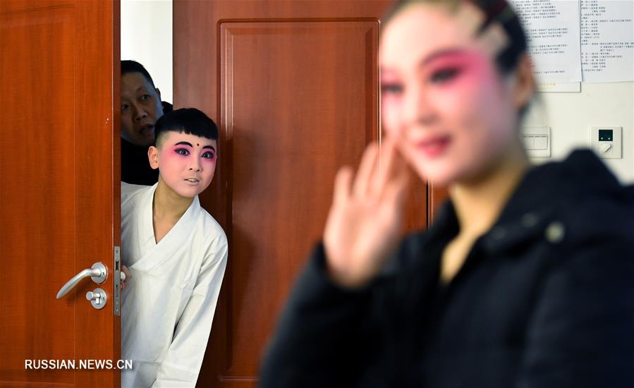 Молодежную версию традиционной хэбэйской оперы "Цинь Сянлянь" представили в Шицзячжуане