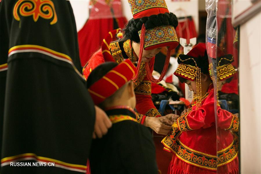 Покупка новых нарядов -- новогодняя традиция малых народностей юго-запада Китая