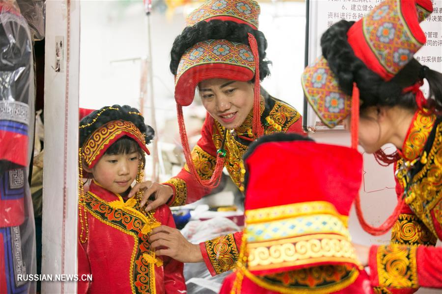 Покупка новых нарядов -- новогодняя традиция малых народностей юго-запада Китая
