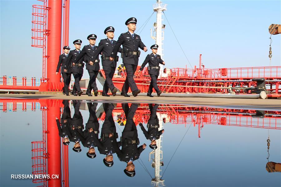 Сотрудники миграционной службы Китая переоделись в новую униформу