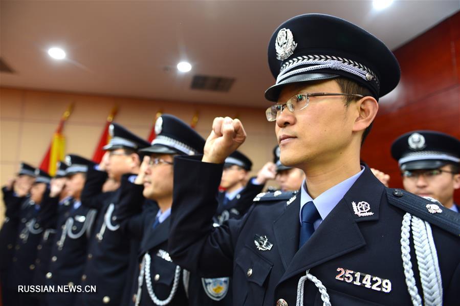 Сотрудники миграционной службы Китая переоделись в новую униформу