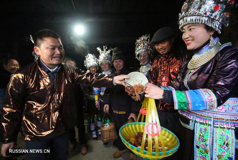 Празднование мяоского Нового года в уезде Жуншуй