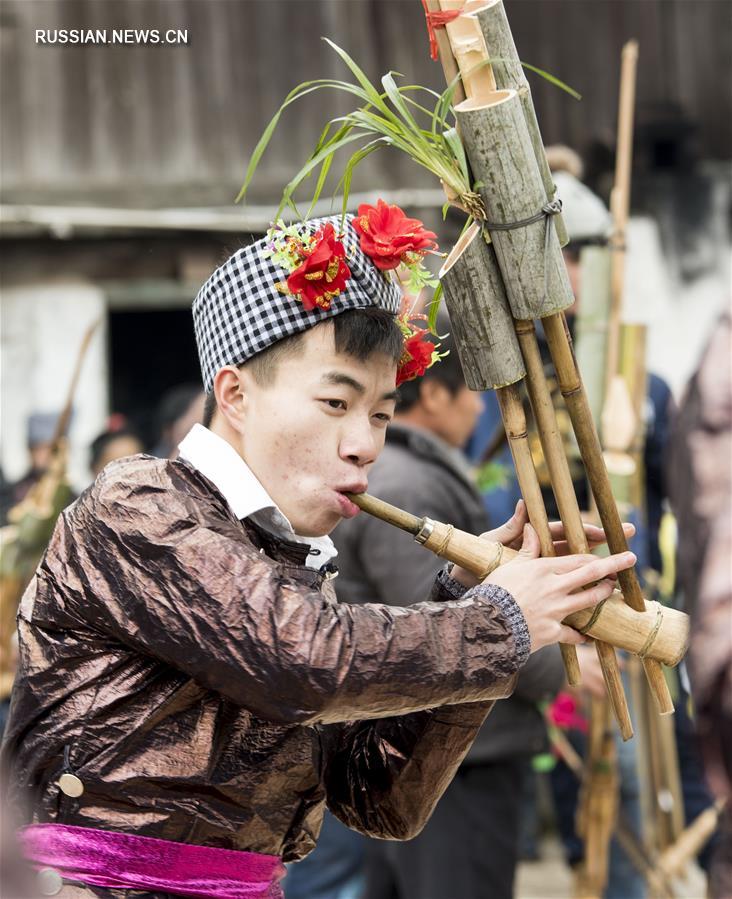 Звуки бамбуковых флейт приветствуют приход мяоского Нового года 