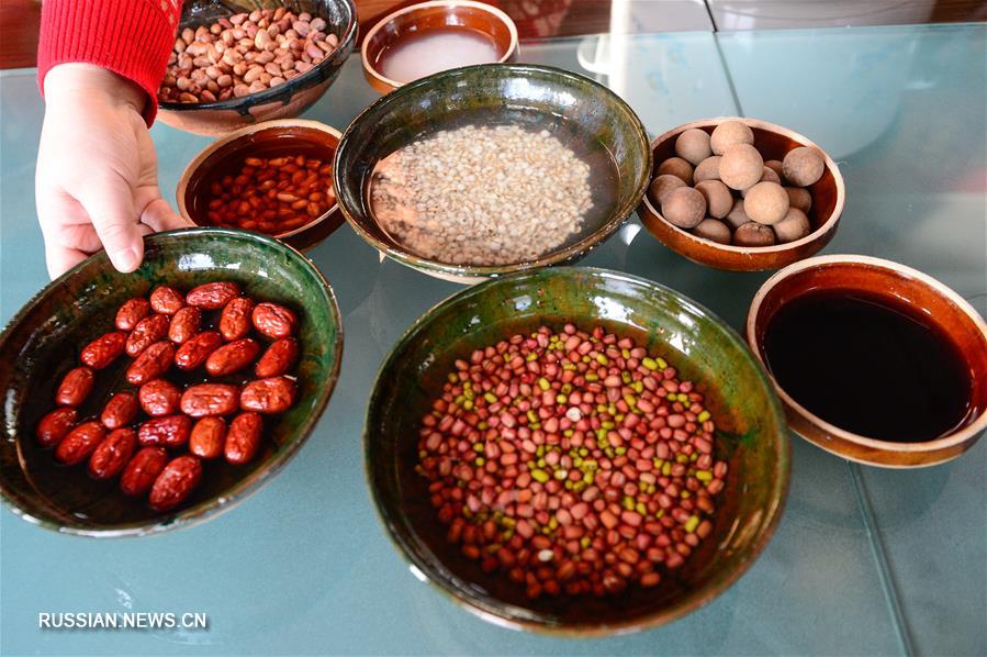 Жители Поднебесной готовят и едят праздничную кашу лабачжоу