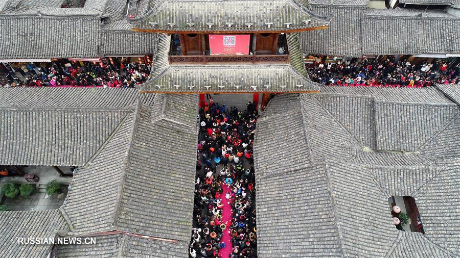 Жители Поднебесной готовят и едят праздничную кашу лабачжоу