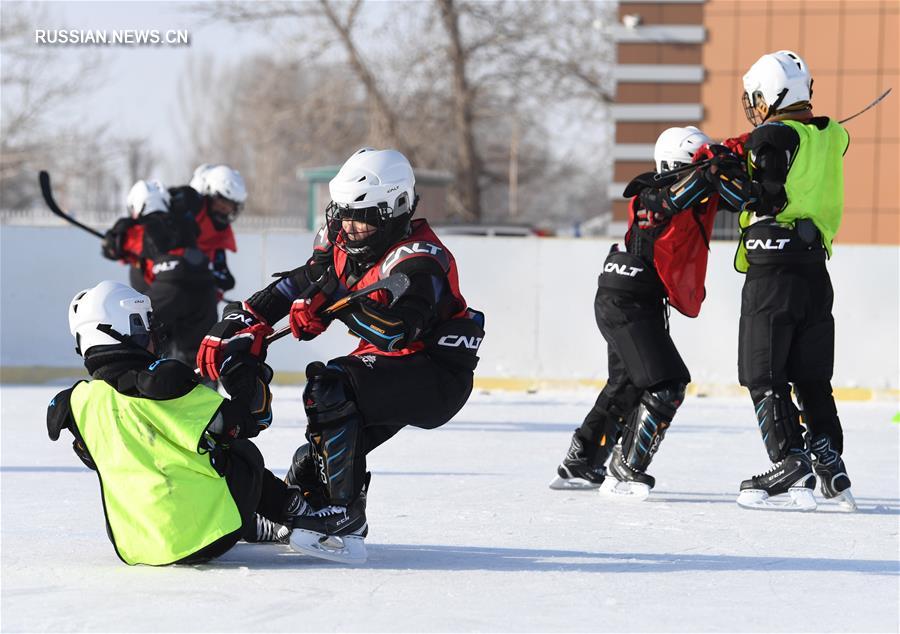 Первая школьная хоккейная команда в округе Алтай Синьцзян-Уйгурского АР