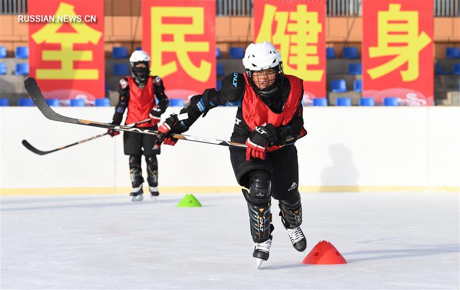 Первая школьная хоккейная команда в округе Алтай Синьцзян-Уйгурского АР