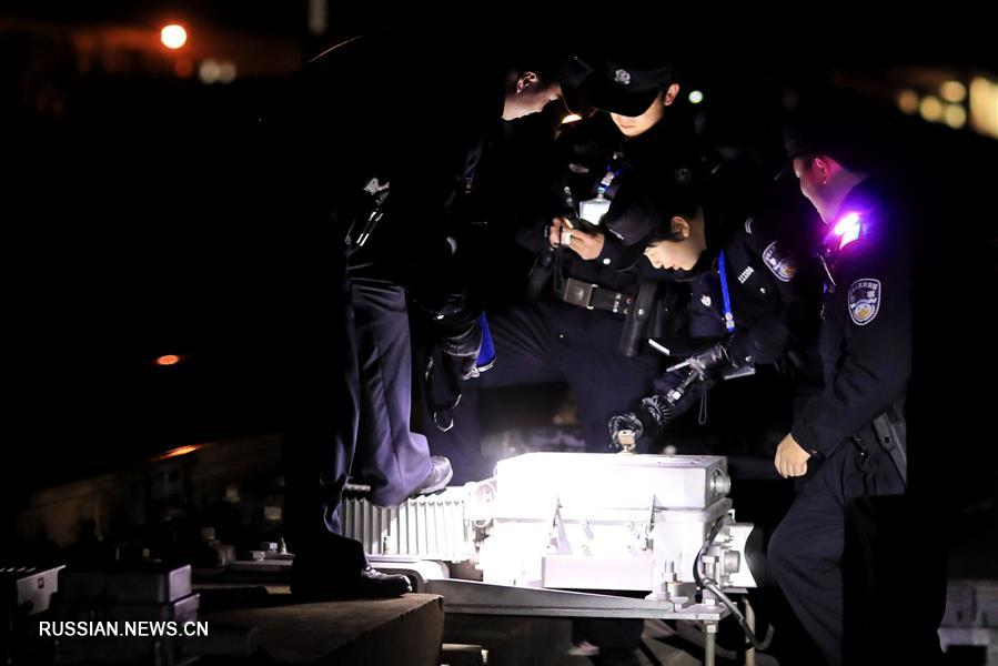 Железнодорожная полиция проводит ночную проверку для обеспечения безопасности массовых новогодних пассажироперевозок