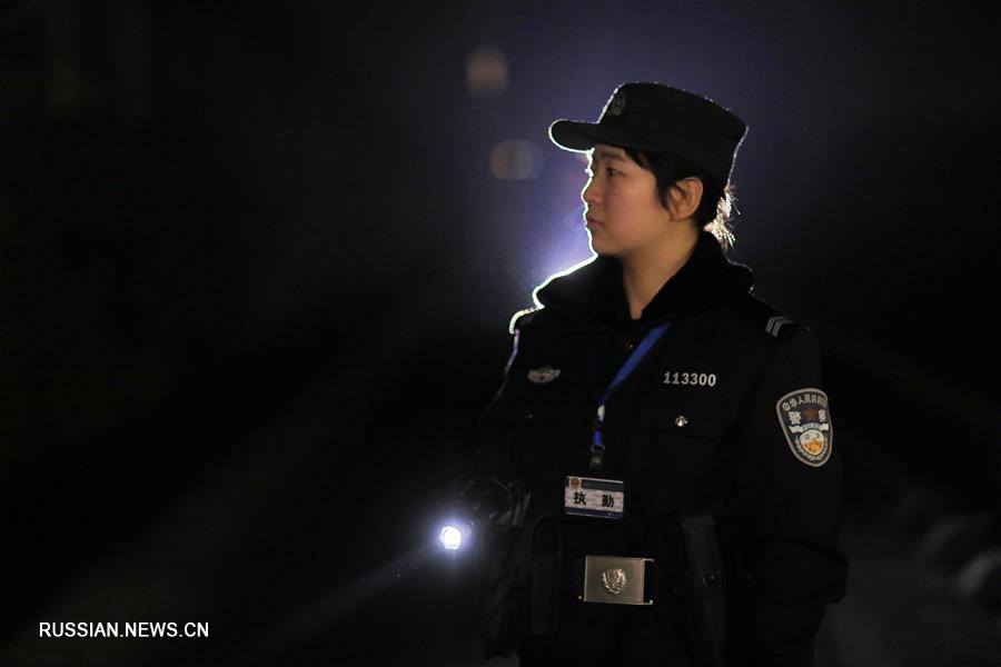 Железнодорожная полиция проводит ночную проверку для обеспечения безопасности массовых новогодних пассажироперевозок