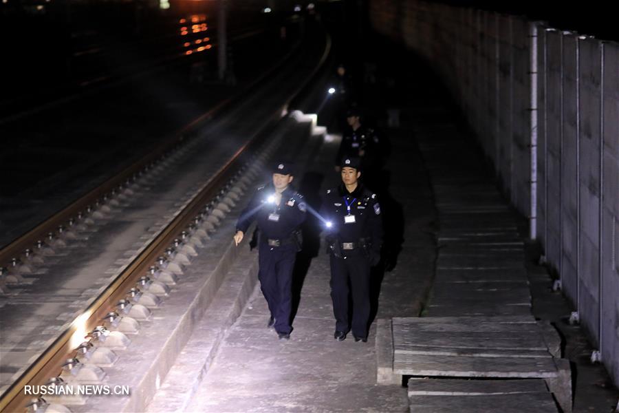 Железнодорожная полиция проводит ночную проверку для обеспечения безопасности массовых новогодних пассажироперевозок